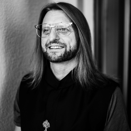 Festiwal Sztuki i Kultury Polskiej z dumą prezentuje Leszka Możdżera – najwybitniejszego polskiego pianistę jazzowego i odważnego innowatora muzycznego. Łącząc klasyczne wykształcenie z mistrzowską improwizacją, Możdżer tworzy hipnotyzujące pejzaże dźwiękowe, które zachwycają publiczność na całym świecie. Jego oryginalny styl czerpie z jazzu, muzyki klasycznej i współczesnej, czyniąc go czołowym przedstawicielem nowego pokolenia europejskiego jazzu. Współpracował z takimi legendami jak Pat Metheny, David Gilmour czy Marcus Miller. Ma na koncie ponad 100 albumów, z których wiele sygnowanych jest jego nazwiskiem. Leszek Możdżer pozostaje jedną z najbardziej cenionych postaci polskiej sceny muzycznej.

